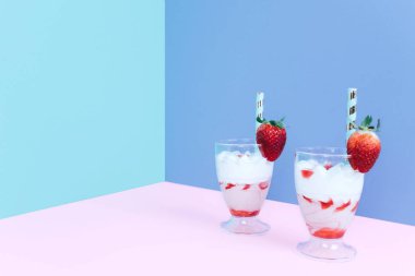 Milkshake saman ve çilek ile.