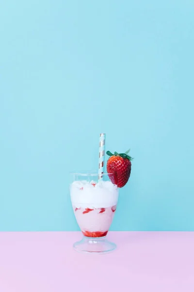 Молочний коктейль з соломою і полуницею . — стокове фото