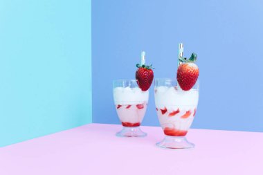 Milkshake saman ve çilek ile.