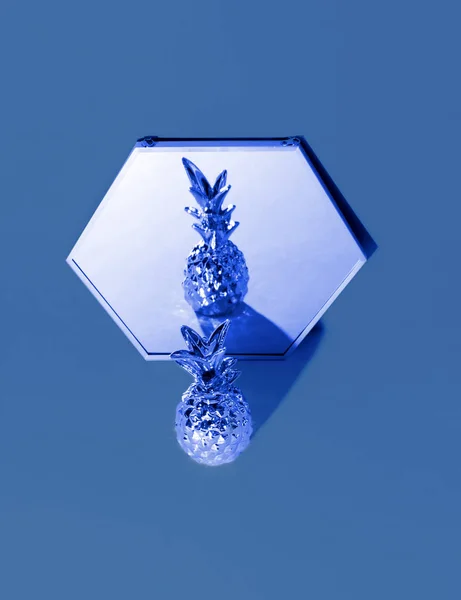 Ananas tropicale su sfondo blu classico . — Foto Stock