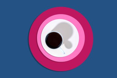 Sabah kahvesi hazır. Moda mavisi arkaplan.