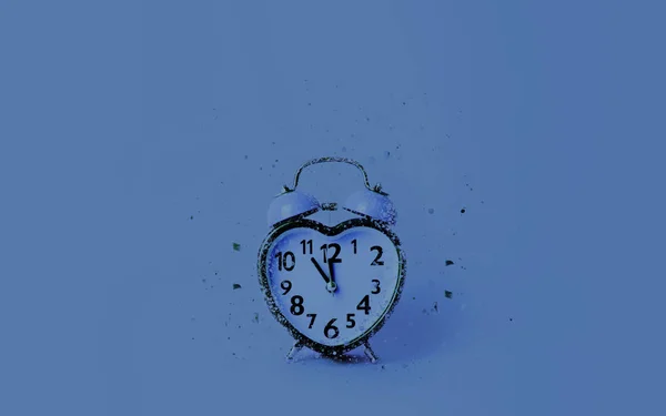 Reloj en forma de corazón sobre fondo azul . —  Fotos de Stock