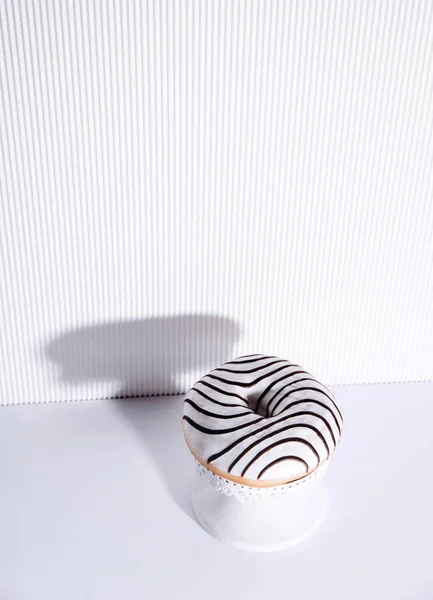 Смугасті пончики на білому тлі . — стокове фото
