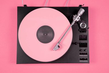 Pembe arka planda kopyalama alanı olan renkli vinil kayıt.
