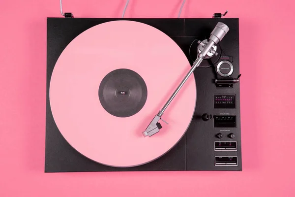 Rekaman vinil berwarna pada latar belakang merah muda dengan ruang penyalinan . Stok Gambar