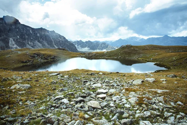 Blick auf wunderschöne stimmungsvolle Landschaft in den Alpen. — Stockfoto