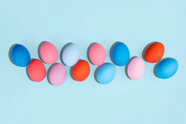 Beschilderde eieren op pastel achtergrond. Rechtenvrije Stockafbeeldingen