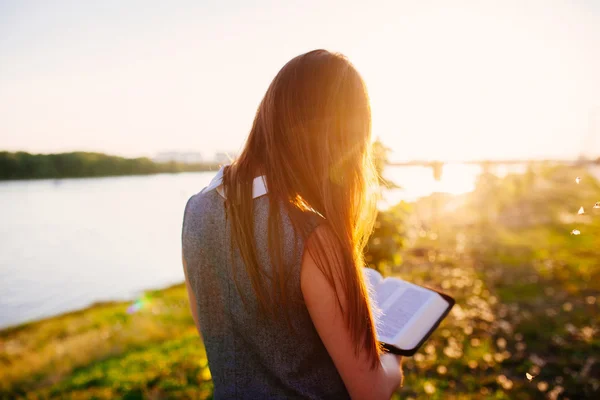 The girl with the book — Stock Photo, Image