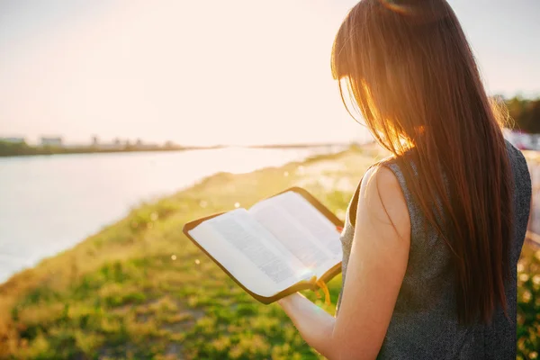 The girl with the book — Stock Photo, Image