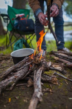 El ateş üzerinde kar erir