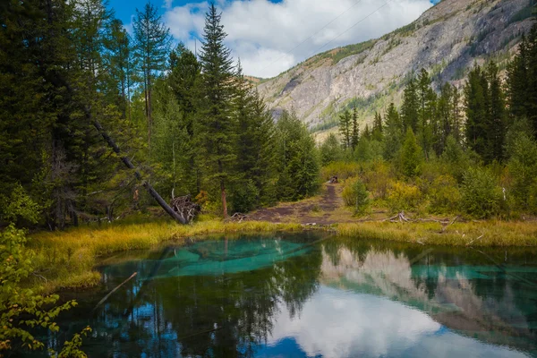 Geyser lago de montanha com barro azul — Fotografia de Stock