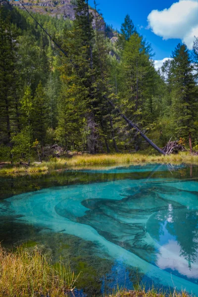 Lago de montaña géiser con arcilla azul — Foto de Stock