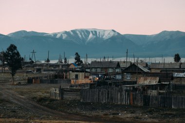 Gün batımında uzak dağ evi