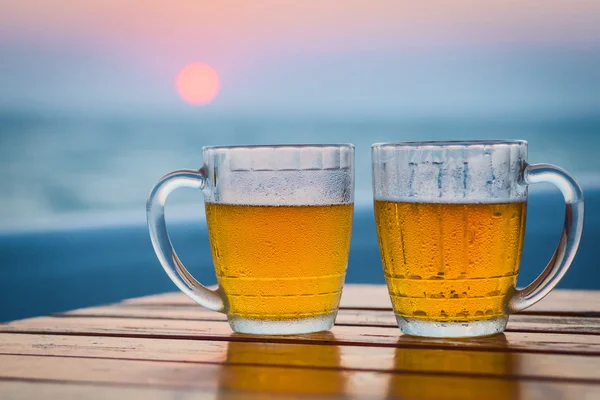 Due bicchieri di birra su una spiaggia . — Foto Stock