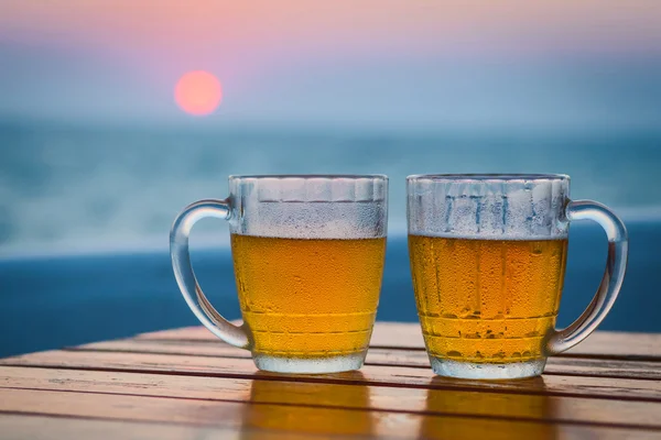 Due bicchieri di birra su una spiaggia . — Foto Stock