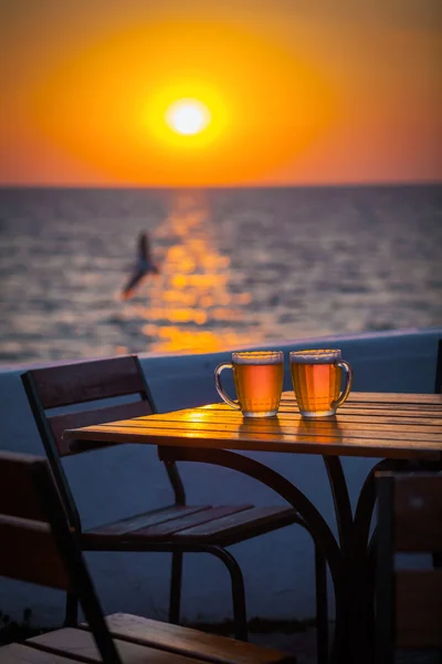 Birra con bokeh nel mare — Foto Stock