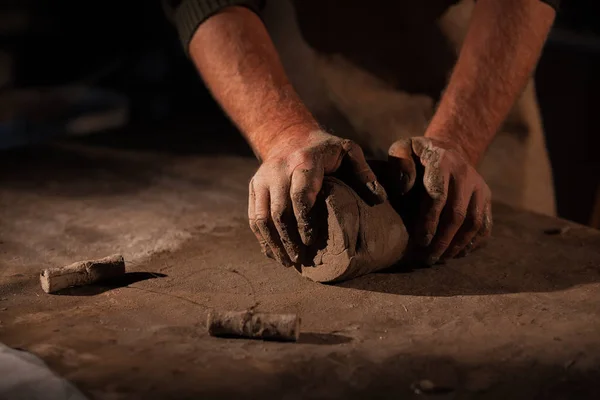Le mani del vasaio impastano l'argilla . — Foto Stock