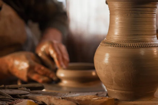 Potter dolgozik egy darab agyagból — Stock Fotó