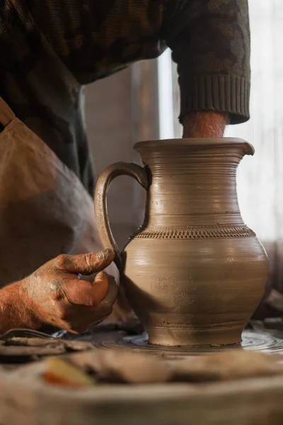 Potter che lavora un pezzo di argilla — Foto Stock