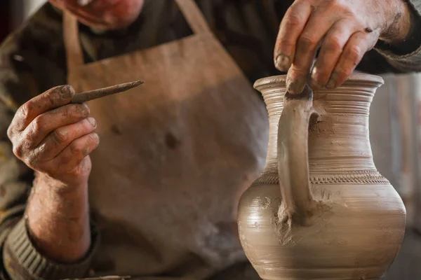 Potter che lavora un pezzo di argilla — Foto Stock
