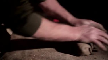 Yetişkin erkek potter usta kil tablo hazırlama.
