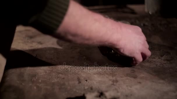 Der erwachsene Töpfermeister bereitet den Ton auf dem Tisch zu. Frontansicht, Nahaufnahme, Hände nur, unkenntlich. — Stockvideo