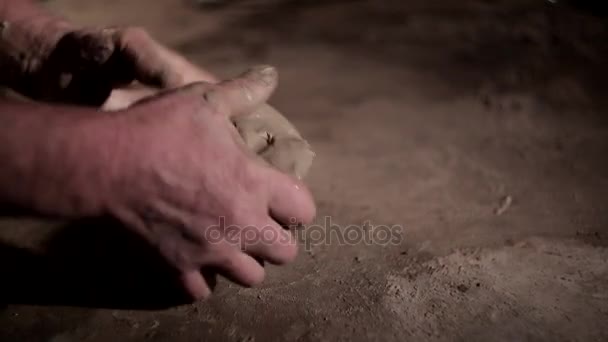 Dospělý samec potter master přípravě hlíny na stole. Pohled zepředu, closeup, ruce, k nepoznání. — Stock video