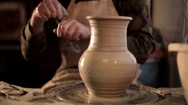 Close up van pottenbakkers handen ontwerpen patroon op traditionele aardewerk door de beitel met wazige andere apparatuur op Bureau, klei, — Stockvideo