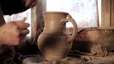 Potter yapım sürahi. Onun atölyesinde seramik sürahi yapma potter Close-Up
