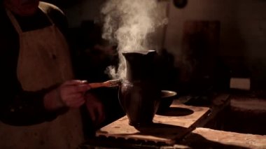 İş yerinde potter. Onun atölyesinde seramik sürahi yapma potter Close-Up