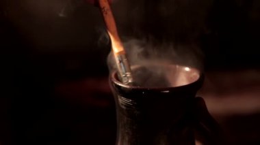 İş yerinde potter. Onun atölyesinde seramik sürahi yapma potter Close-Up