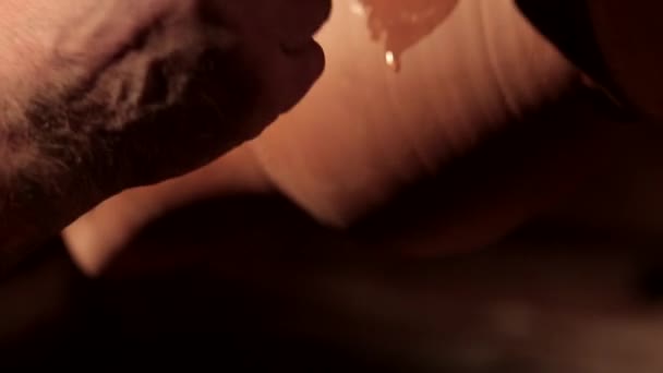 Potter no trabalho. Close-up de oleiro fazendo jarro de cerâmica em sua oficina — Vídeo de Stock