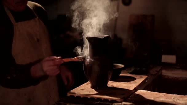 Potter op het werk. Close-up van potter maken van keramische kruik op tijdens zijn workshop — Stockvideo