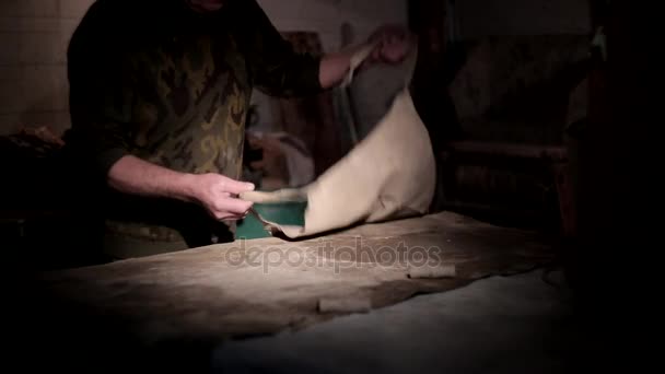 Vuxna manlig potter master mosa leran på bordet. Framifrån, närbild, händerna bara. — Stockvideo