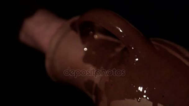 El alfarero cubre con aceite una jarra — Vídeo de stock