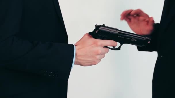 Чоловік з пістолетом грабує бізнесмена — стокове відео