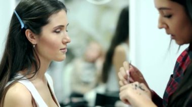 Kirpik uzatma yordamı. Mükemmel uzun kirpik makyaj ve kirpikleri ile güzellik modeli. Yakın çekim.