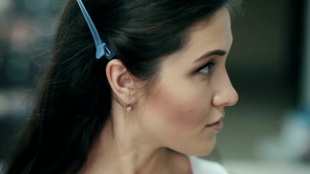 Nahaufnahme von Frauengesicht mit Make-up — Stockvideo