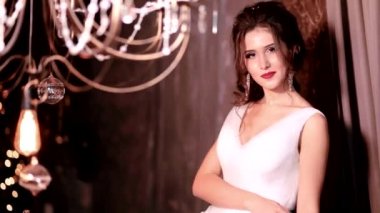 beyaz gelinlik iç parlak makyaj ve saç modeli ile mutlu güzel seksi gelin esmer kız kadın