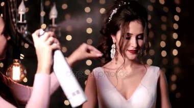 brunet gelinler saç saç spreyi kullanarak Kuaför