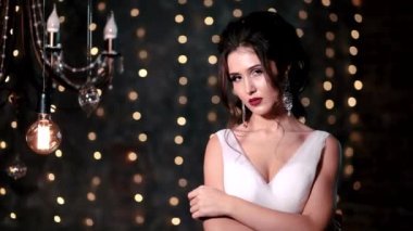 beyaz gelinlik iç parlak makyaj ve saç modeli ile mutlu güzel seksi gelin esmer kız kadın