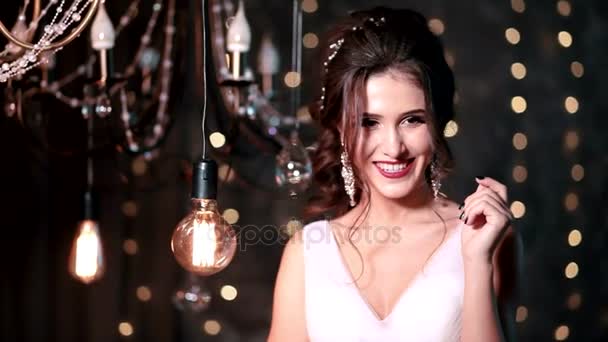 행복 한 아름 다운 섹시 한 신부 헤어스타일와 인테리어에 밝은 메이크업 하얀 웨딩 드레스에 갈색 웃는 여자 — 비디오