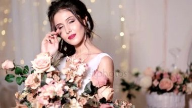 Büyük bir buket gül ile poz güzel kız portresi