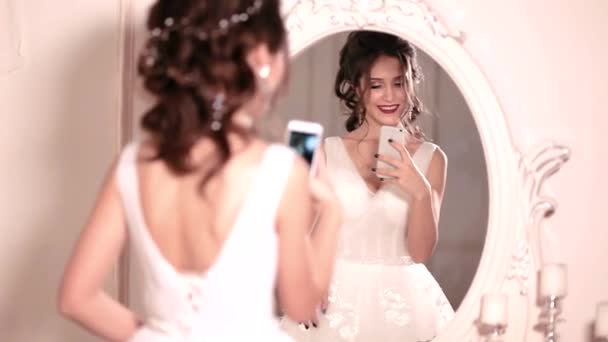 Noiva tirando sua própria foto no espelho — Vídeo de Stock