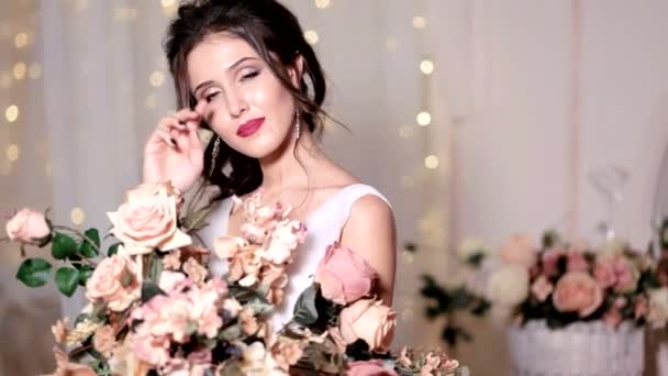 Portrait of beautiful girl posing with a big bouquet of roses — Stock Video