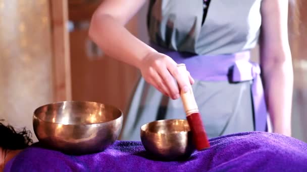 Singing bowl massage in de spa salon — Stockvideo