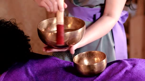 Singing bowl masażu w salonie spa — Wideo stockowe