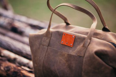 Sırt çantası ormandaki ahşap Bank seyahat. Yaz etkin yürüyüş ve araçları trekking.