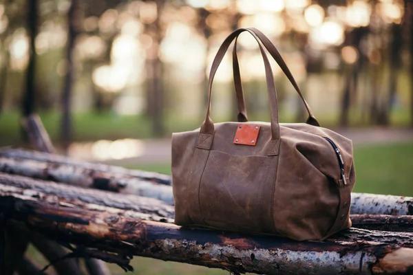 Mochila de viaje en el banco de madera en el bosque. Verano activo herramientas de senderismo y trekking . — Foto de Stock