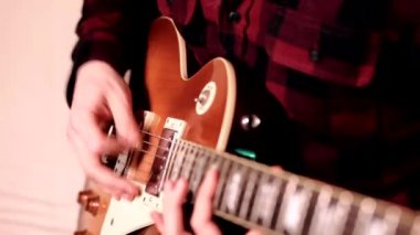 akustik gitar oynamaktan parmak portre